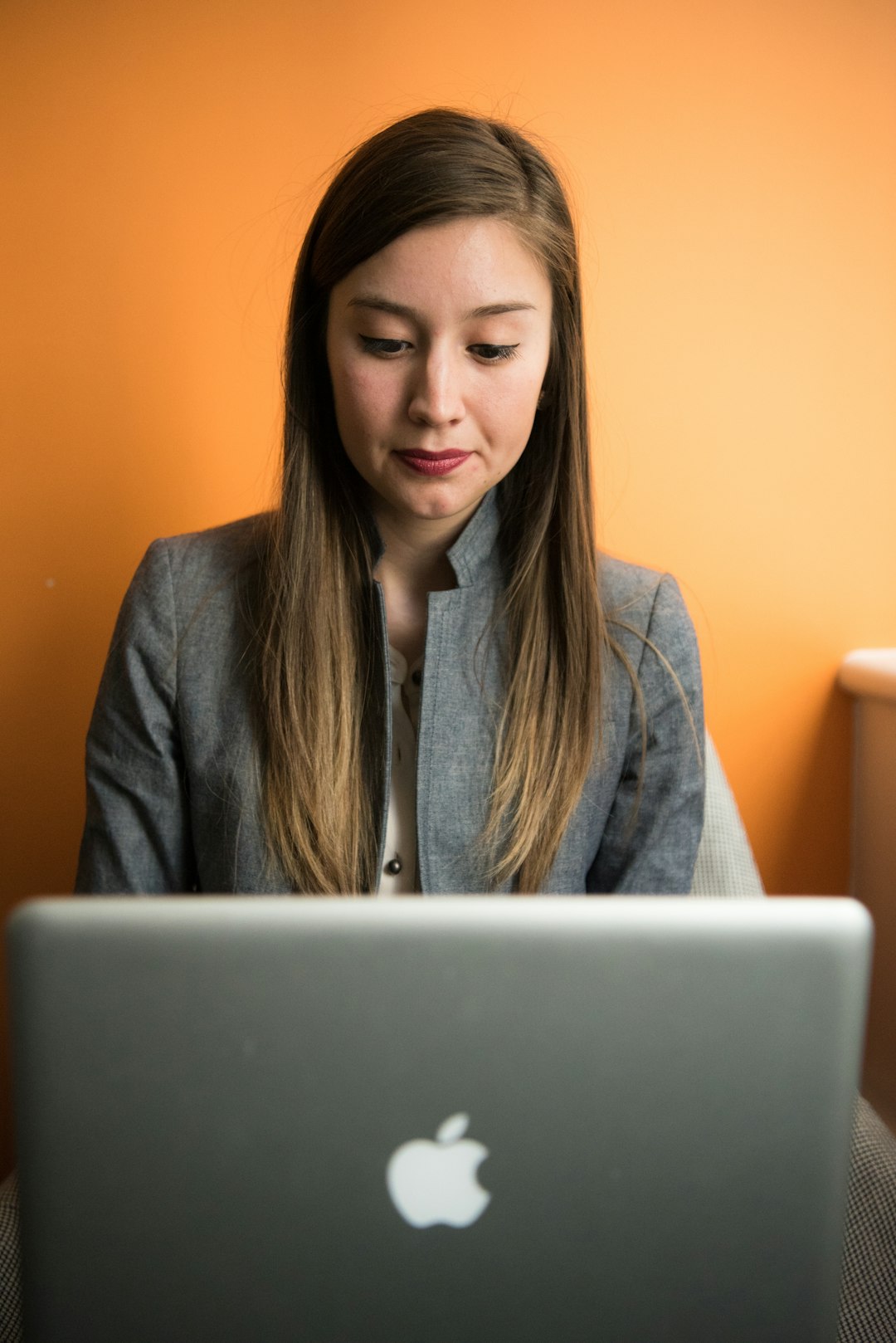 woman-looking-at-macbook-qcgak6uhzm8